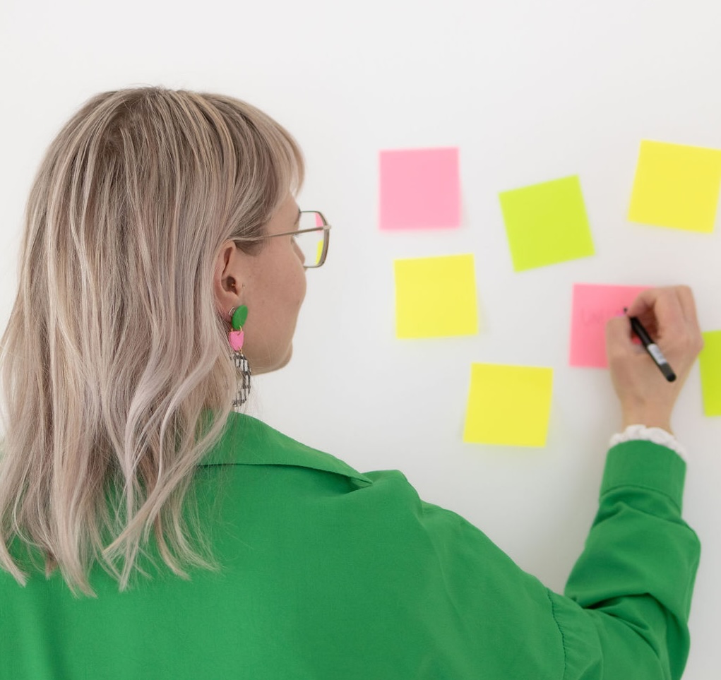 Värikkäitä post-it -lappuja työpajassa